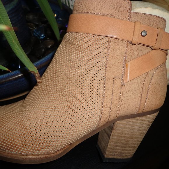 FIRM Dolce Vita Yuri Bootie in Box 6M Perforated Nubuck Zip Closure Natural - Picture 14 of 14